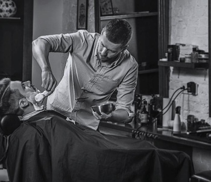 Барбер стриже клієнта